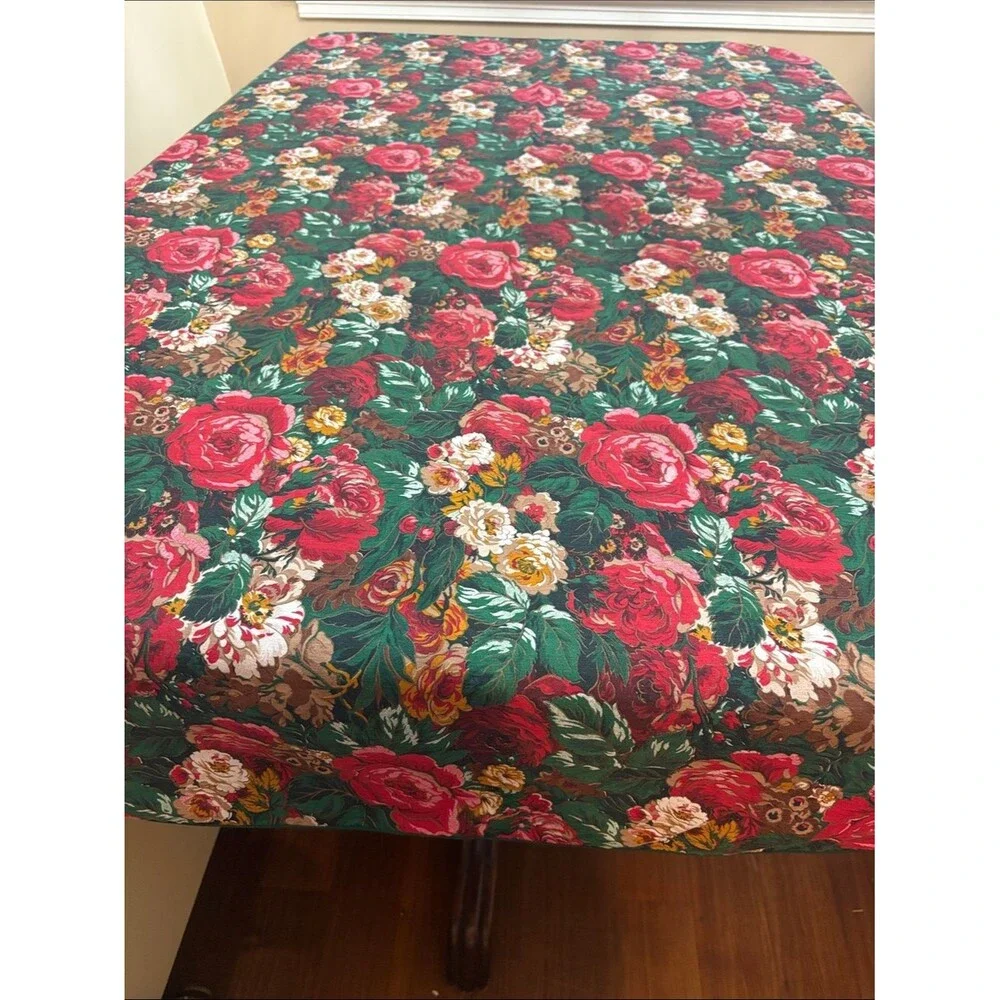 Floral Tablecloth in Red and Green